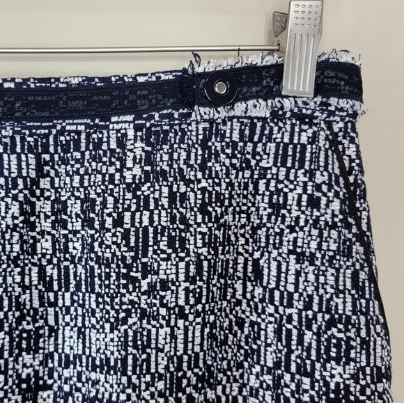 Ann Taylor | Dark Navy Print Pencil Skirt Size 2 - Picture 5 of 6